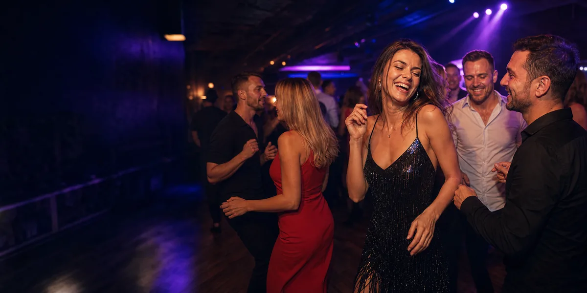 Ludzie bawiący się na parkiecie podczas Single Party